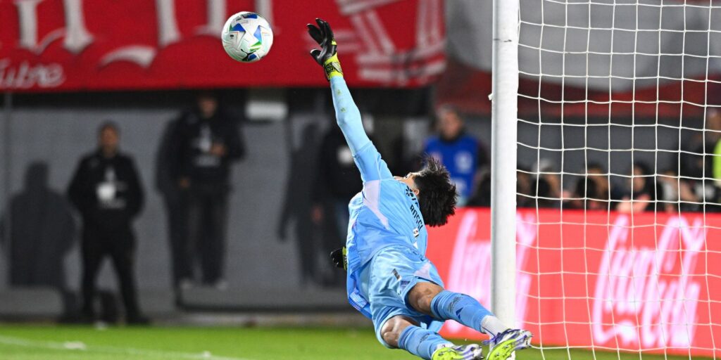 Flamengo Avança na Libertadores com Rossi Herói nos Pênaltis Pênaltis