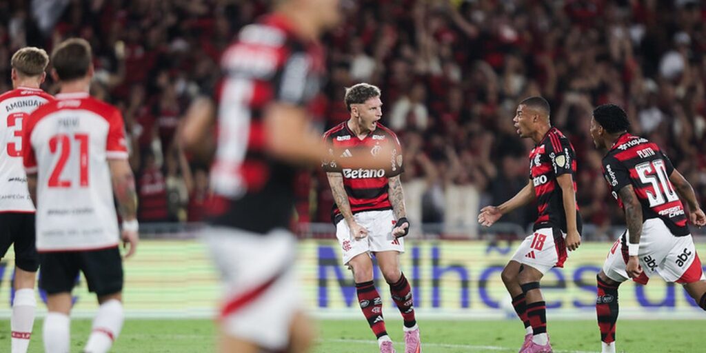 Flamengo vence Estudiantes em noite de Libertadores no Maracanã