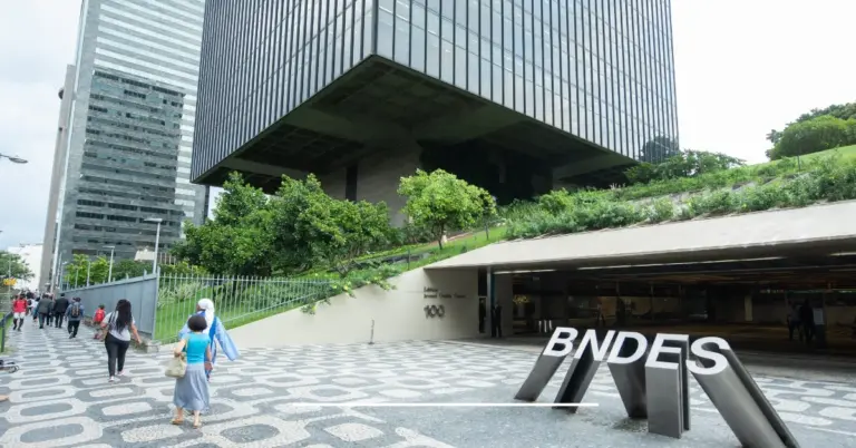 BNDES Libera R$40 Bilhões para Empresas Atingidas por Tarifas Americanas BNDES