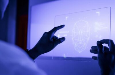 Designer usando uma tecnologia futurista de tela de tablet digital transparente