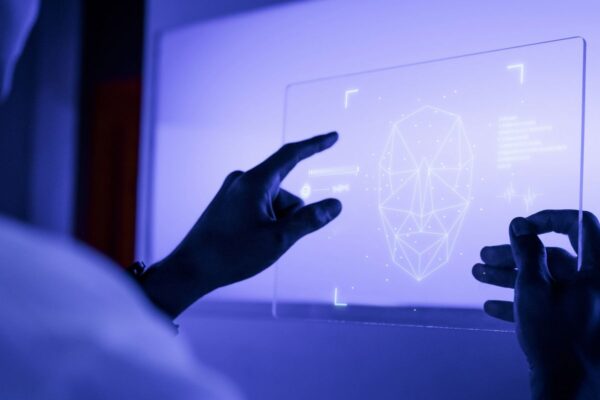 Designer usando uma tecnologia futurista de tela de tablet digital transparente