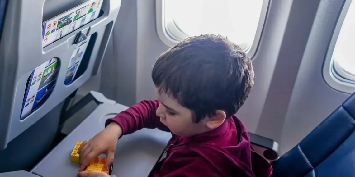 criança viajando de avião