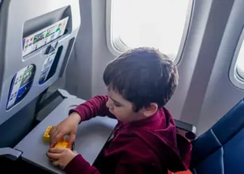 criança viajando de avião
