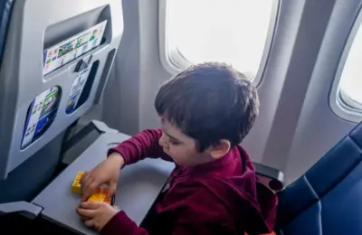 criança viajando de avião