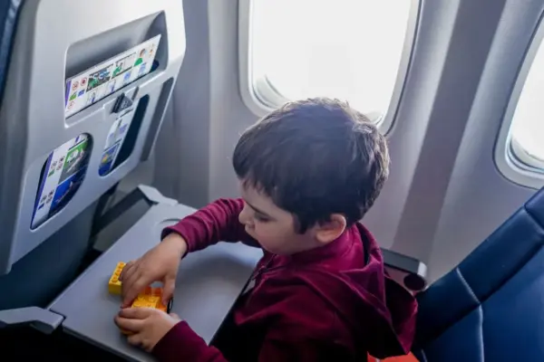 criança viajando de avião