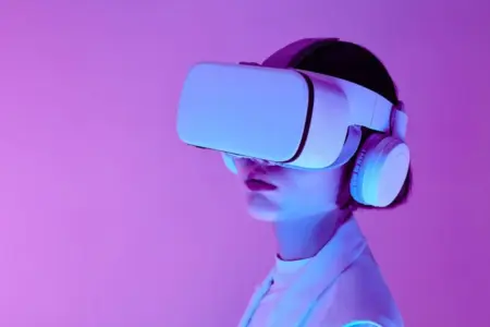 Como funciona a realidade virtual? Descubra seus segredos! Woman explores virtual reality with VR goggles in modern studio light.