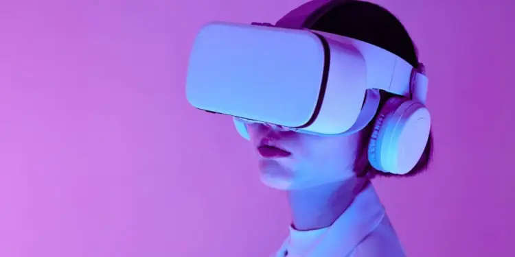 Como funciona a realidade virtual? Descubra seus segredos! 1 Woman explores virtual reality with VR goggles in modern studio light.