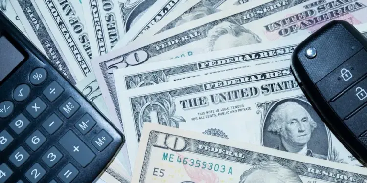 IPVA SP 2026: Descubra Novidades e Dicas para Economizar! 1 US dollars, calculator, and car keys representing finance and investment tools.