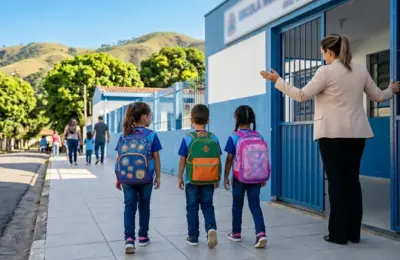 Fotografia ultra-realista em Escolas municipais Juiz de Fora mostrando três alunos de costas caminhando para a entrada de uma escola municipal reaberta após as chuvas, sob sol forte.