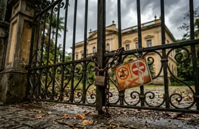 Fotografia ultra-realista Cartões-postais fechados do Museu Mariano Procópio em Juiz de Fora, com cadeado e placa de interdição, e a fachada do casarão histórico ao fundo sob céu nublado.